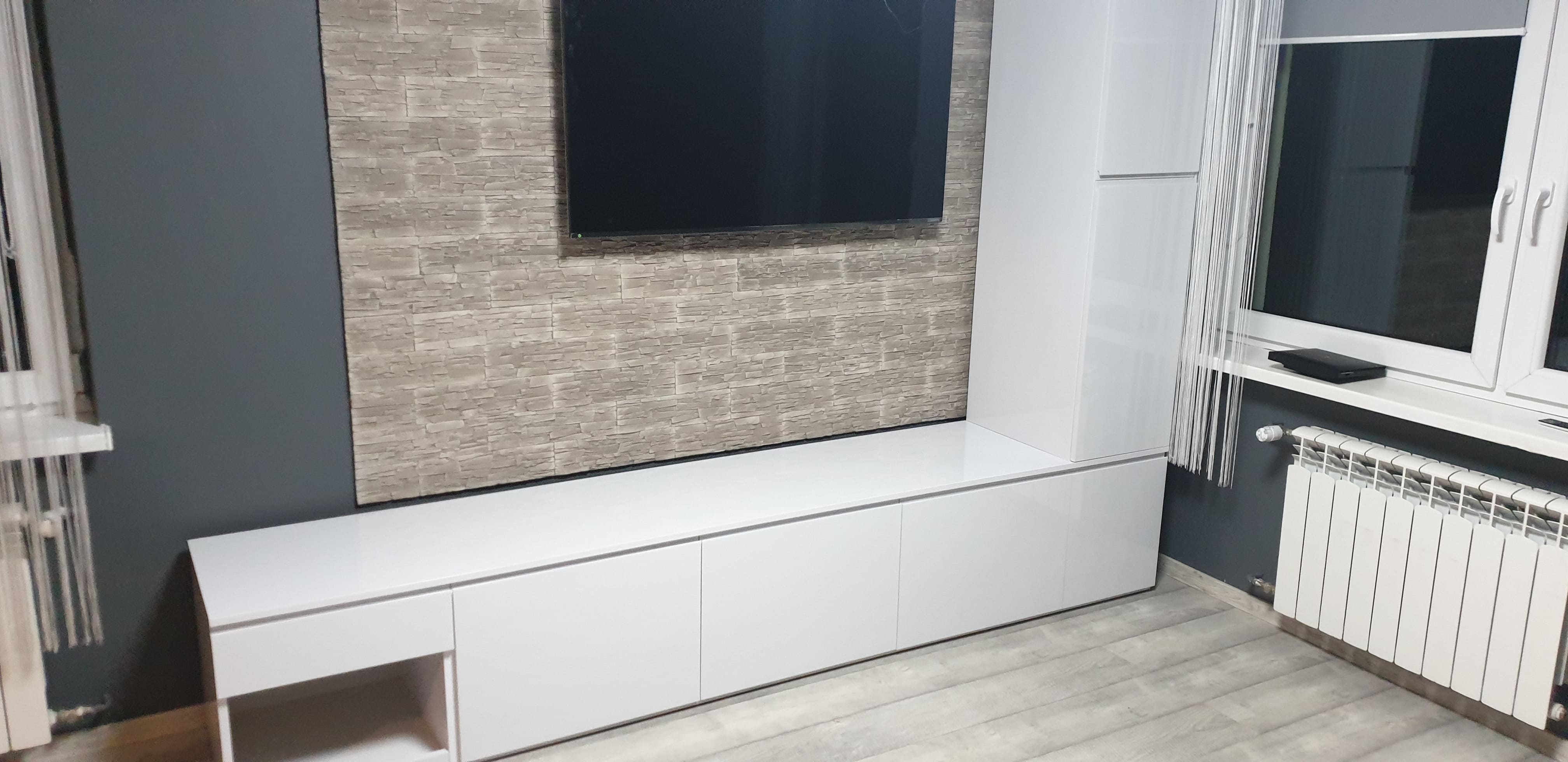 Wisząca szafka RTV 1