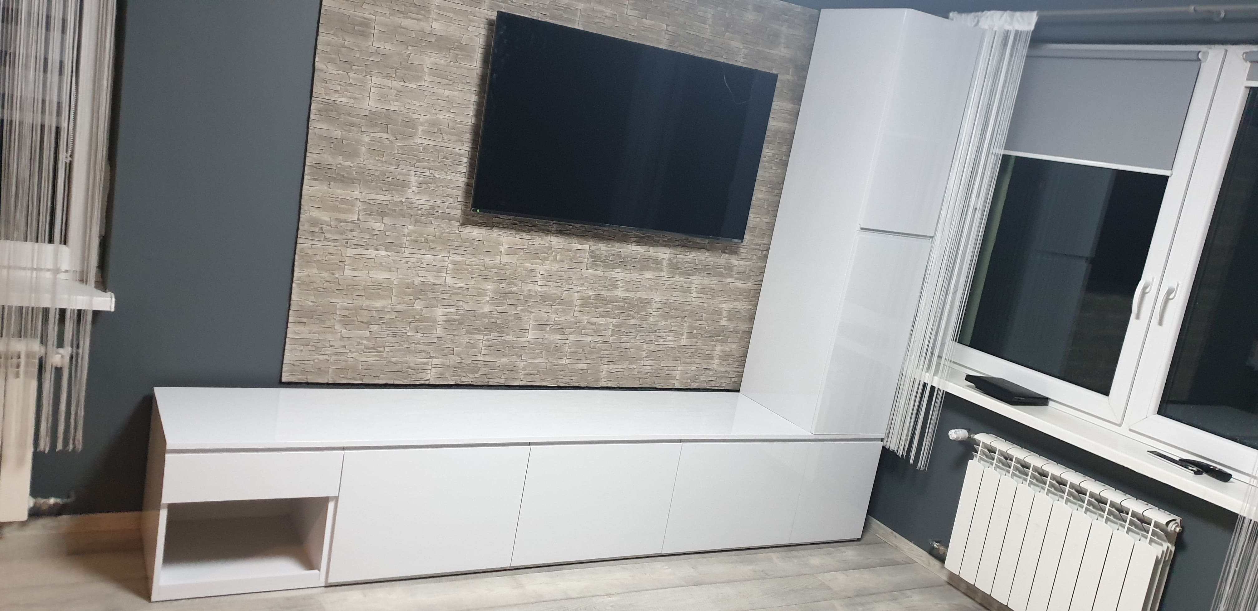 Wisząca szafka RTV 2