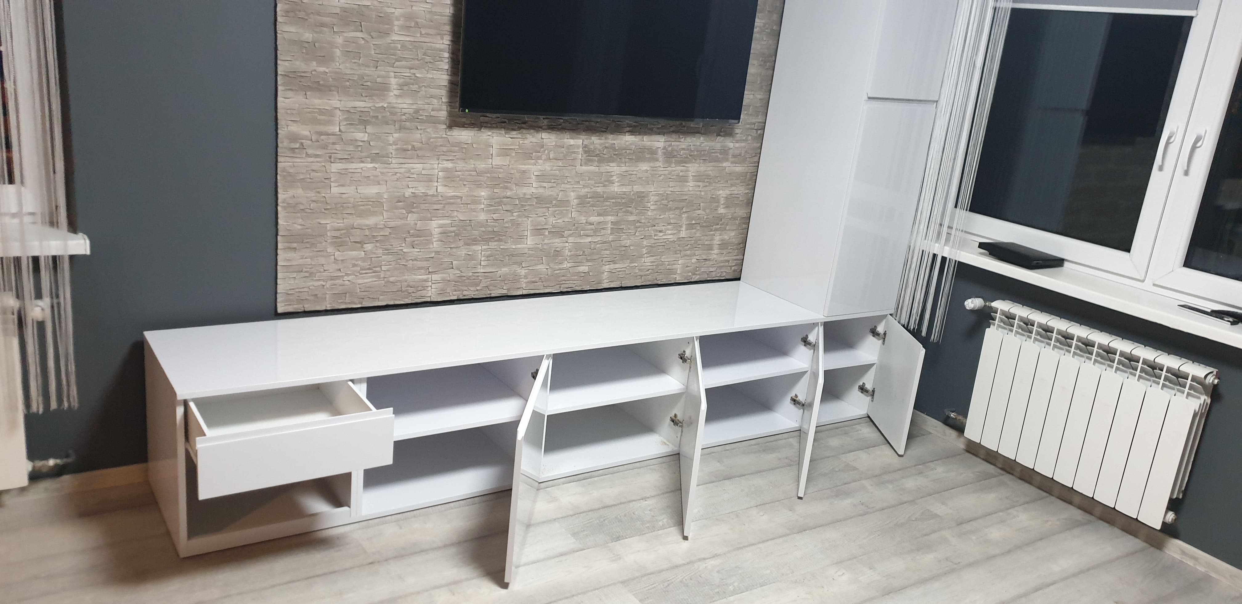 Wisząca szafka RTV 3