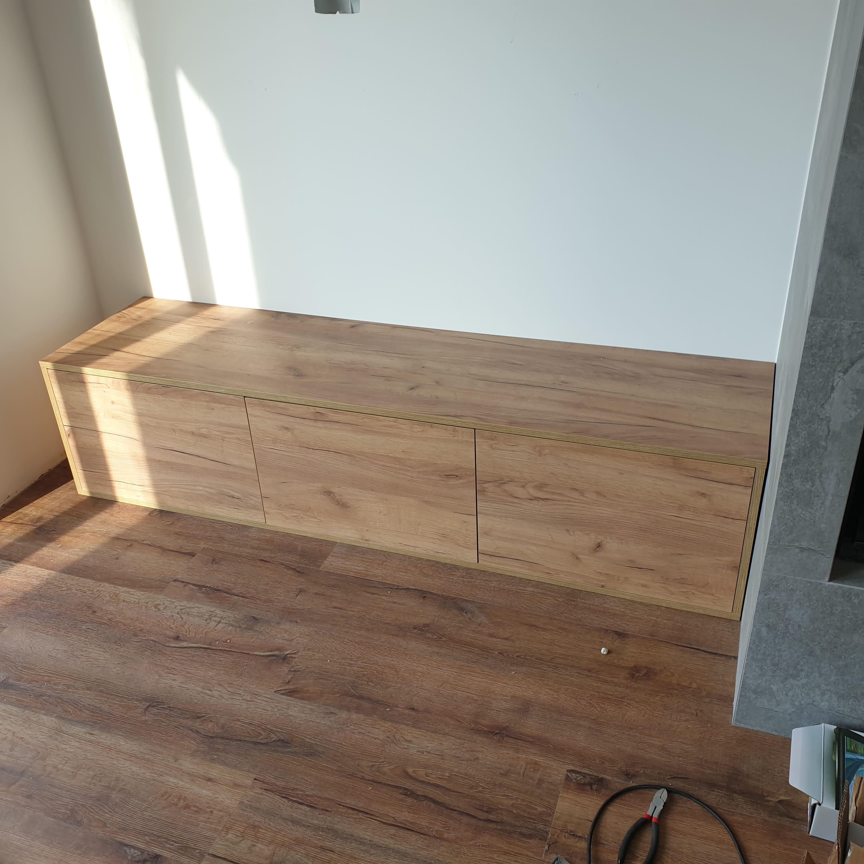 Wisząca szafka RTV 4