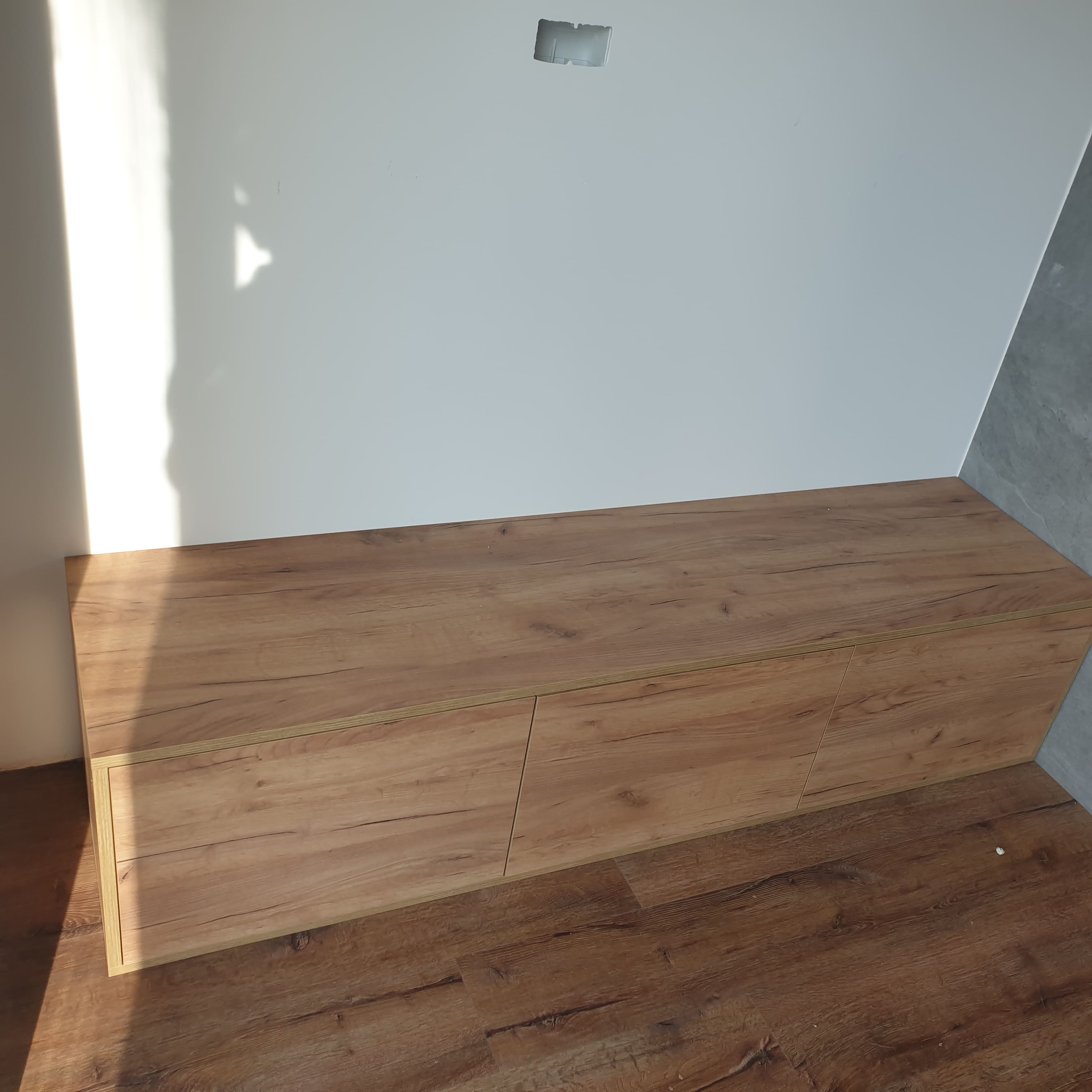 Wisząca szafka RTV 5